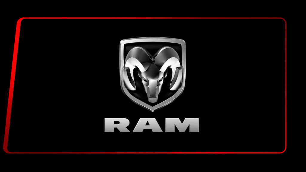 Ein silbernes Widderkopf-Logo mit dem Text „RAM“ darunter auf schwarzem Hintergrund und rotem Rand am linken Bildrand