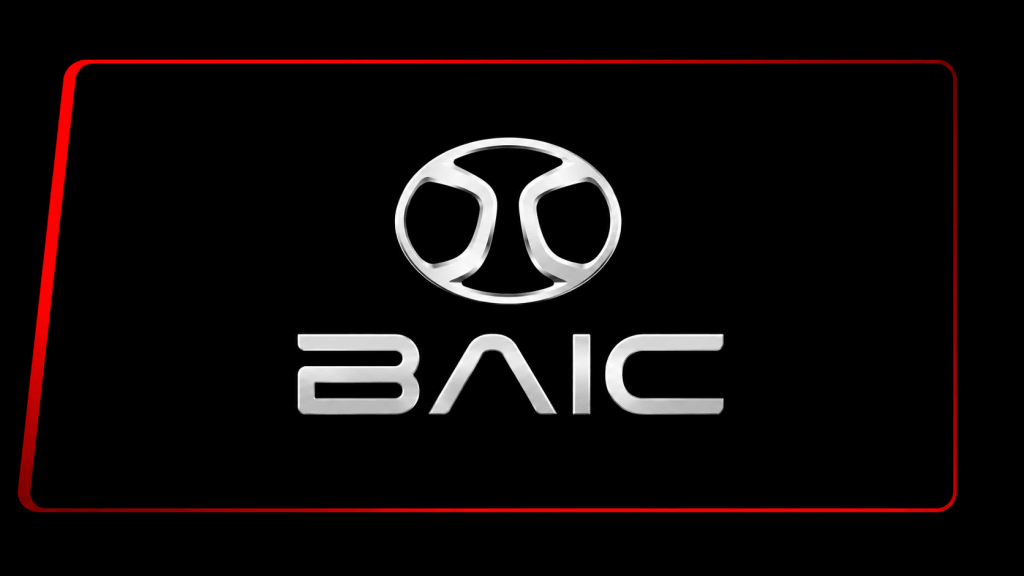 Silbernes BAIC-Logo und Schriftzug auf schwarzem Hintergrund, links und oben von einer dünnen roten Linie umrandet