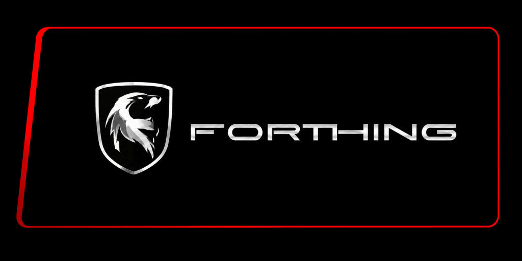 Das Silver Forthing-Logo zeigt einen stilisierten Wolfskopf in einem Schild auf schwarzem Hintergrund mit rotem Rand