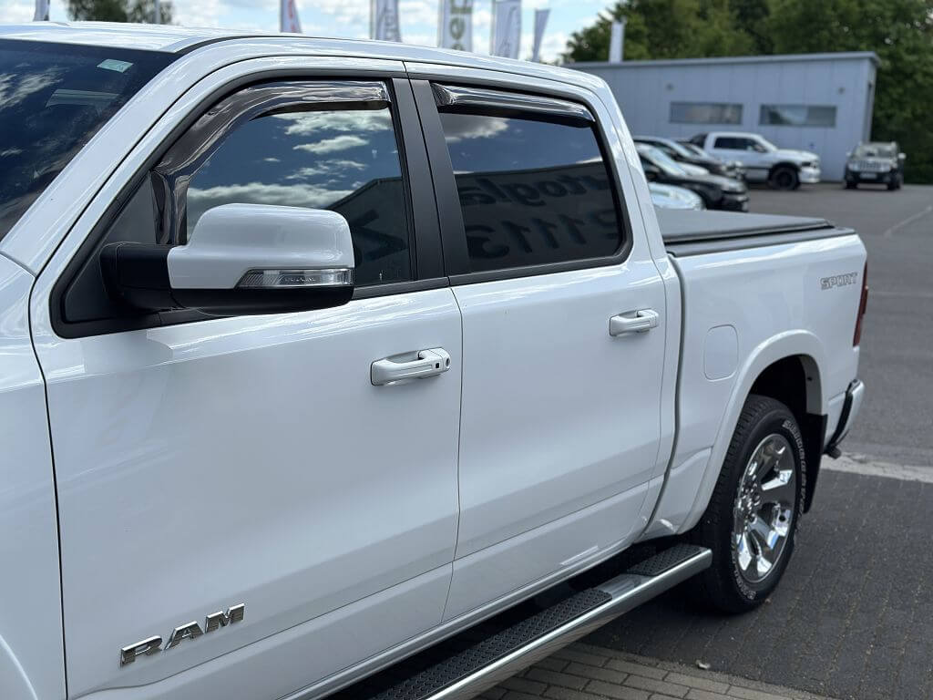 
Dodge RAM 1500 DT 5,7L BIGHORN full									