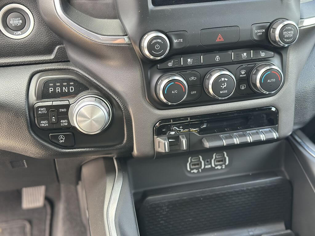 
Dodge RAM 1500 DT 5,7L BIGHORN full									
