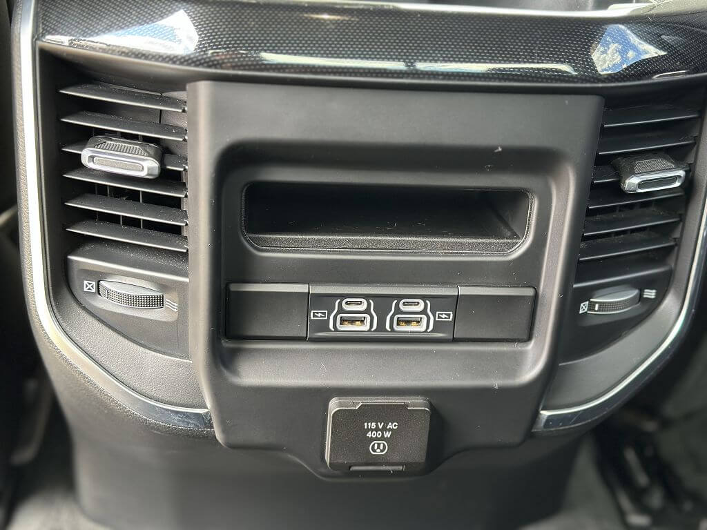 
Dodge RAM 1500 DT 5,7L BIGHORN full									